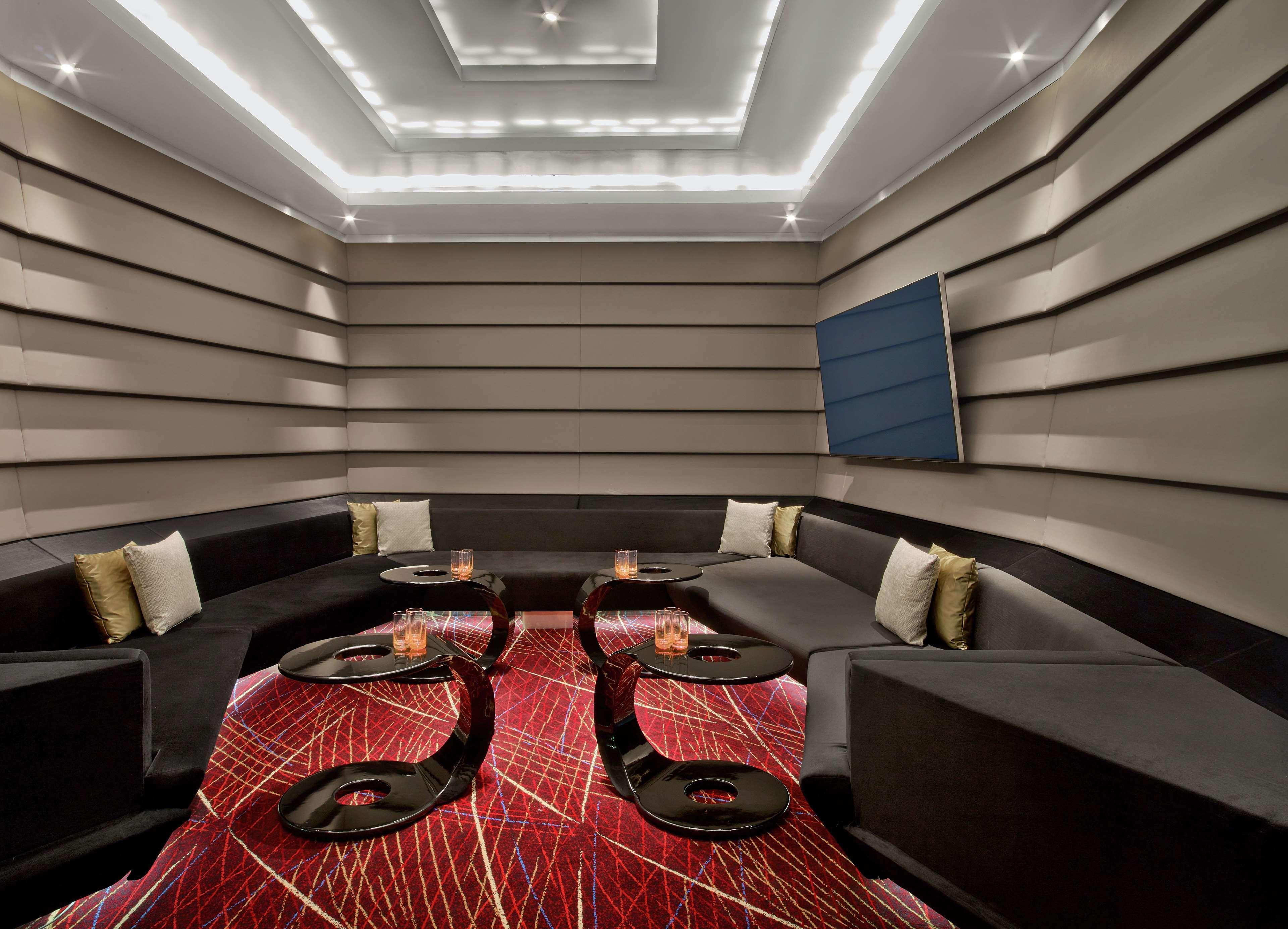 V Hotel Dubai, Curio Collection By Hilton Eksteriør bilde The interior of the lounge