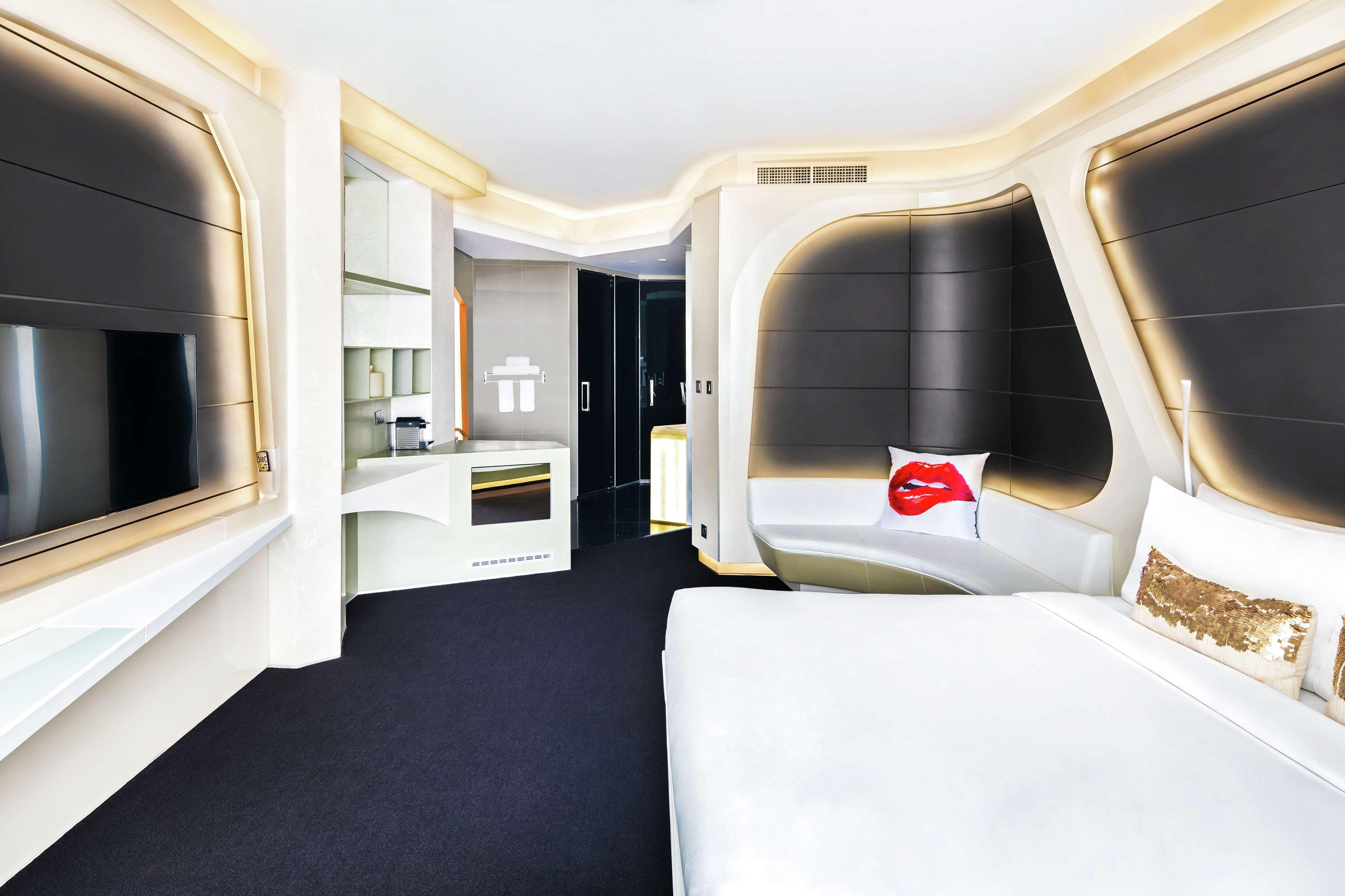 V Hotel Dubai, Curio Collection By Hilton Eksteriør bilde A room at the hotel
