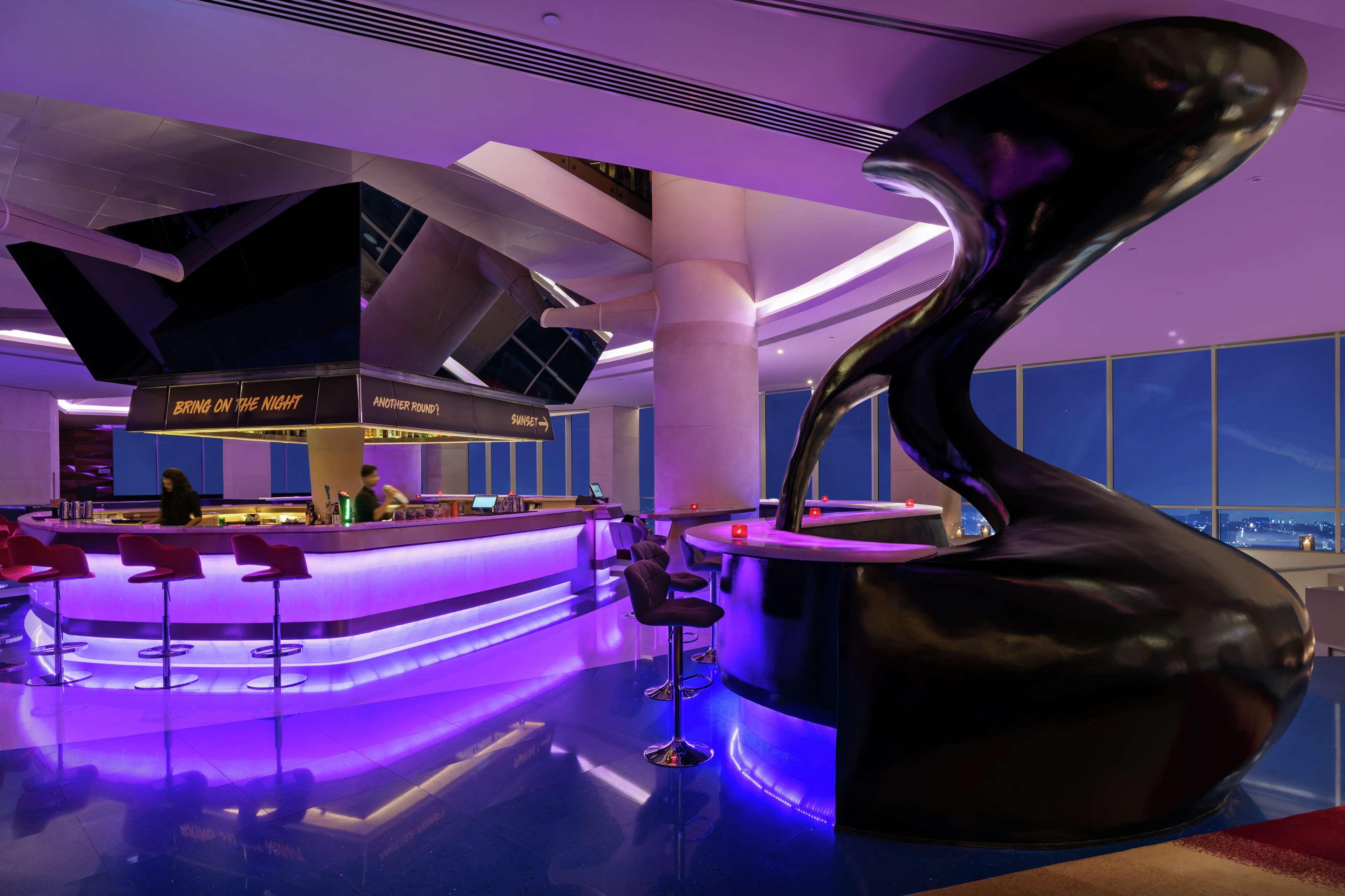 V Hotel Dubai, Curio Collection By Hilton Eksteriør bilde The bar at the 101 Skybar