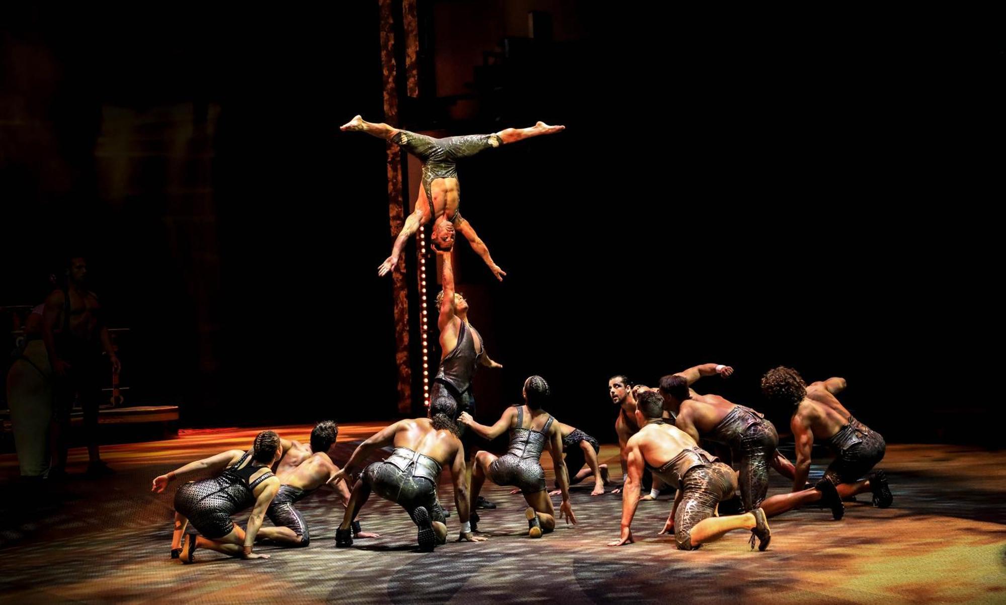 V Hotel Dubai, Curio Collection By Hilton Eksteriør bilde The cast of Disney on Ice performing "The Lion King"
