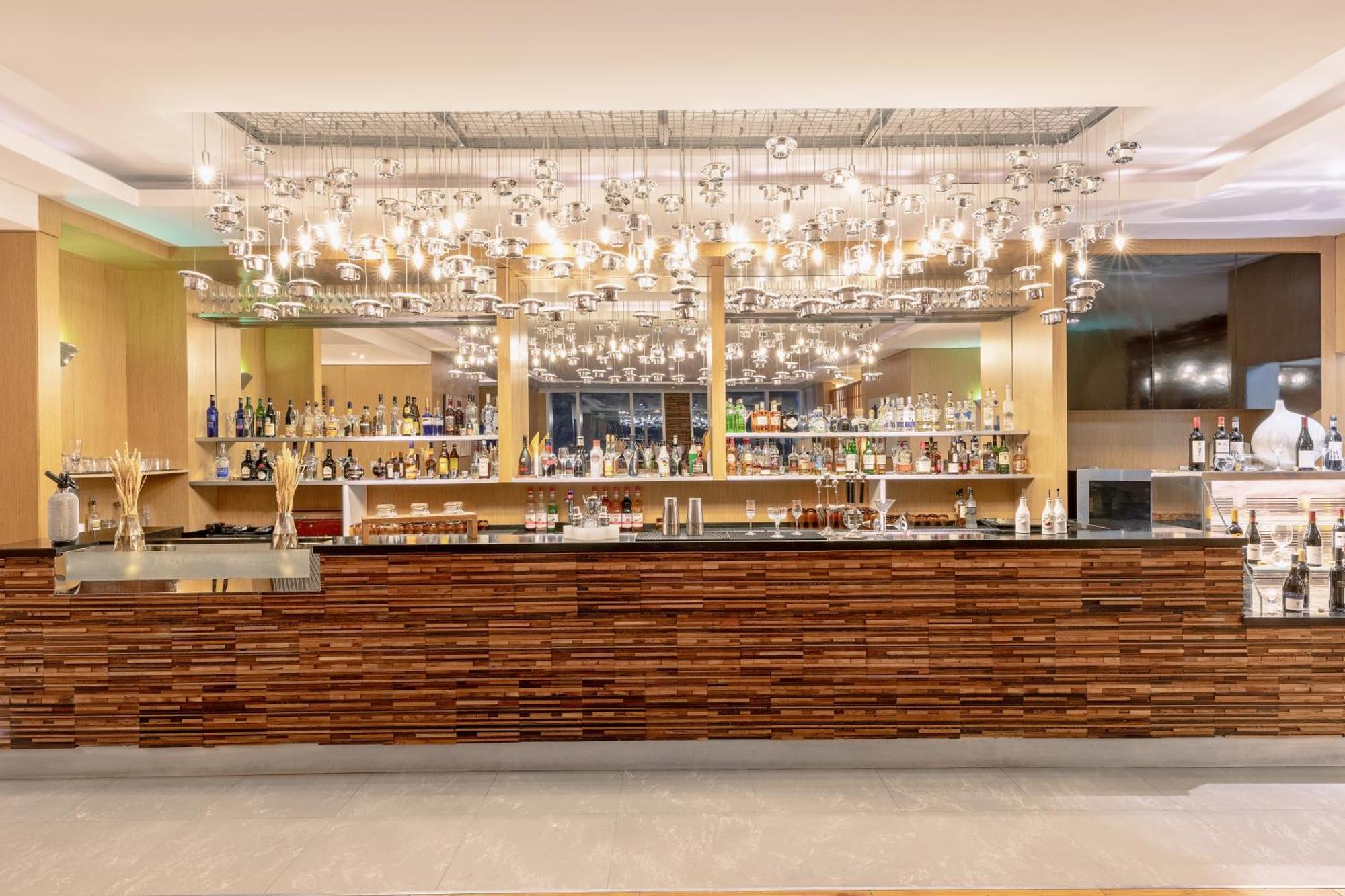 V Hotel Dubai, Curio Collection By Hilton Eksteriør bilde The bar at the hotel