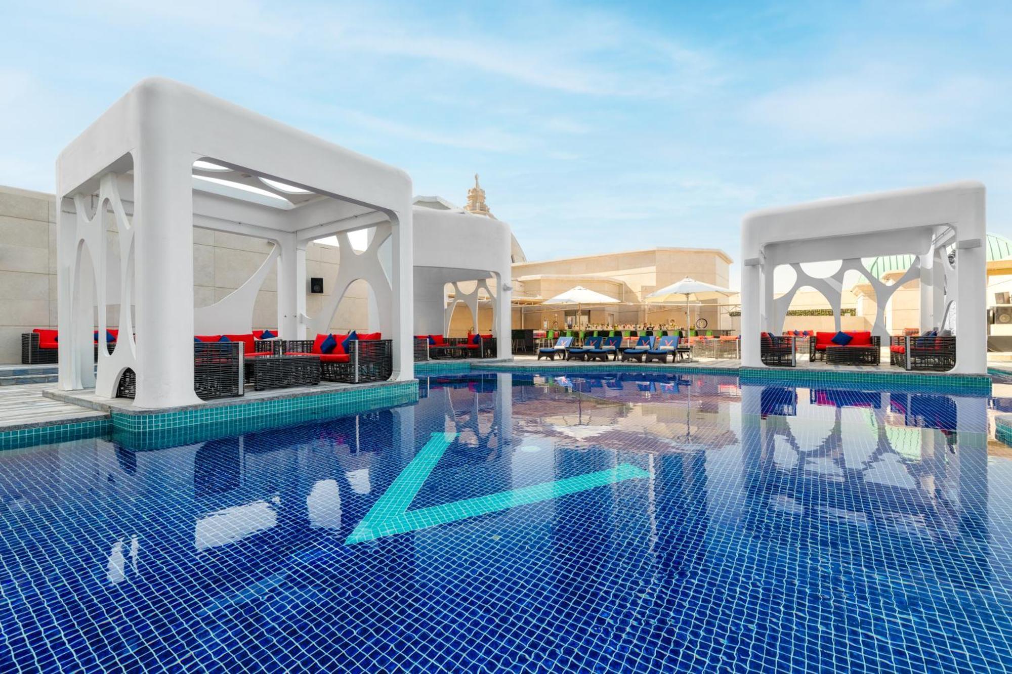V Hotel Dubai, Curio Collection By Hilton Eksteriør bilde The pool at the W Doha