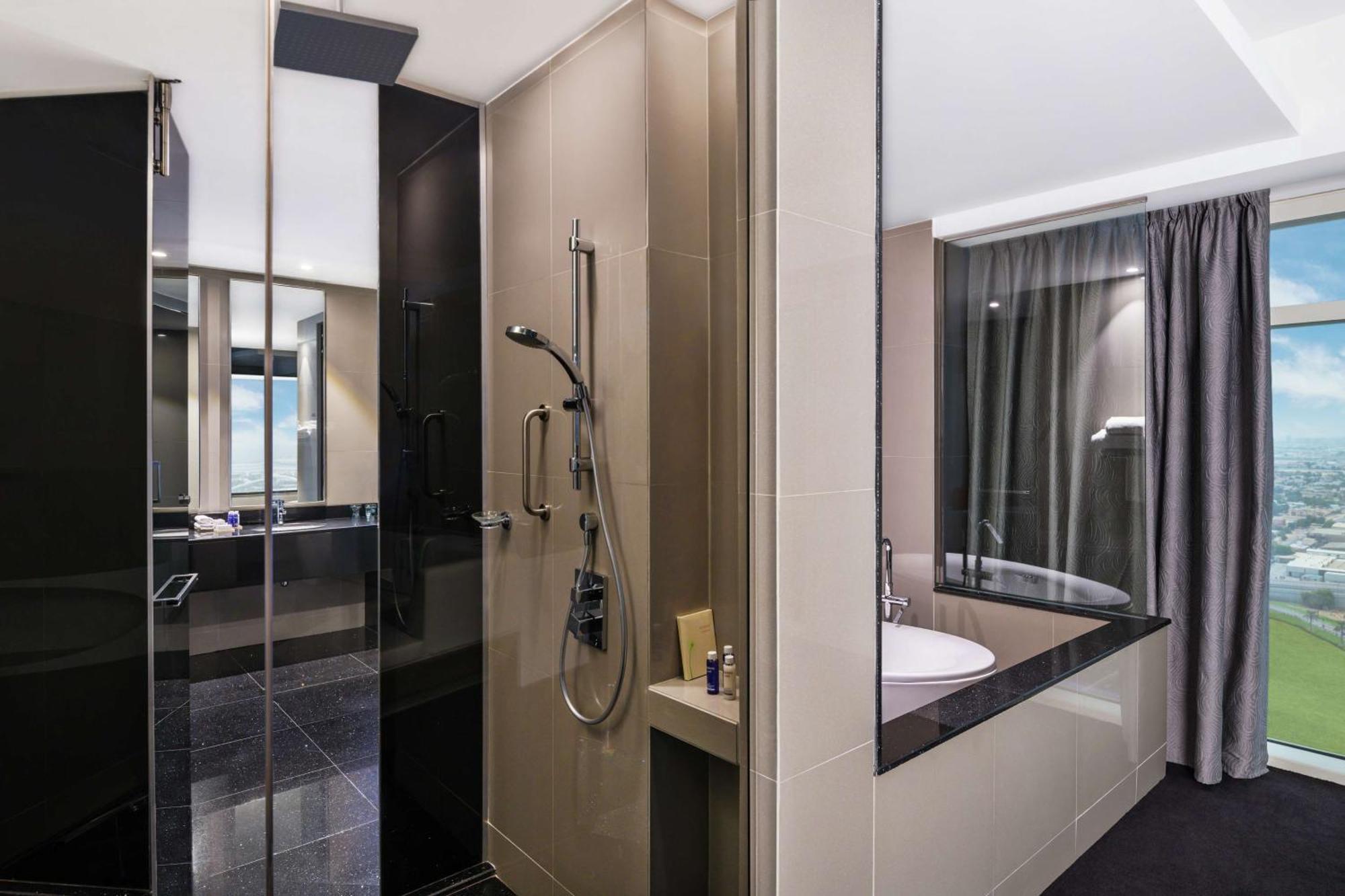 V Hotel Dubai, Curio Collection By Hilton Eksteriør bilde Bathroom